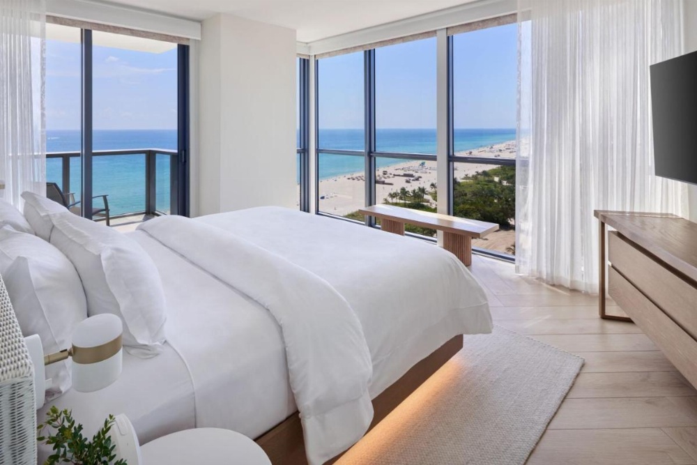 Cool Corner Two-Bedroom Suite, Oceanfront, Balcony